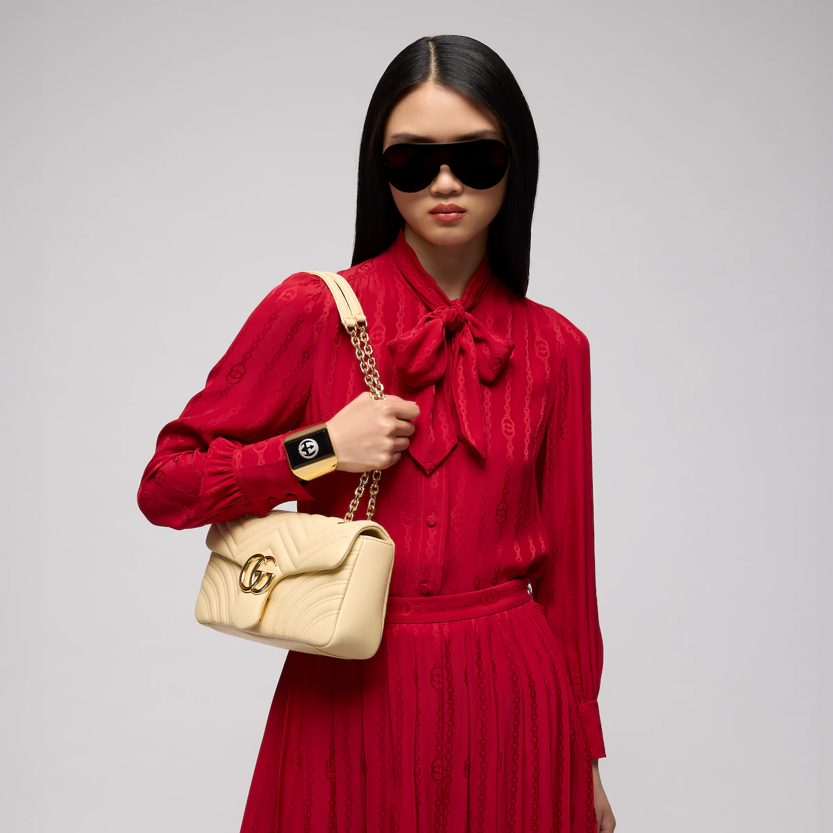 Alternative view of GG Marmont medium shoulder bag 837267AAGUE9305